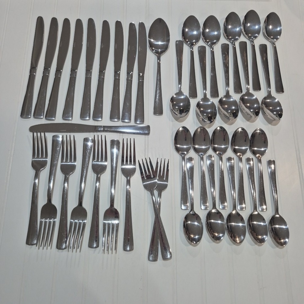 Oneida AVERY Stainless Glossy Silverware 40 pieces.